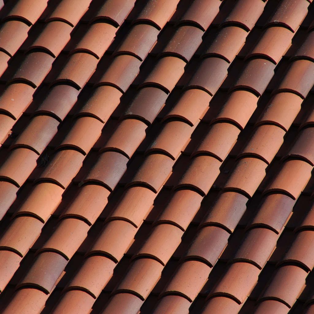 Toit en tuile de différentes couleurs de rouge - Les Belles Toitures Françaises