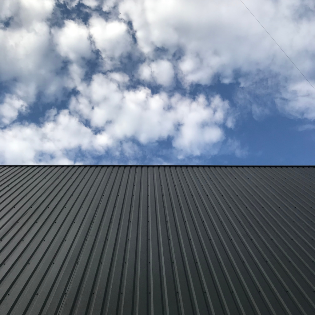 Toiture en bac acier sur la Côte d'Azur - Les Belles Toitures Françaises