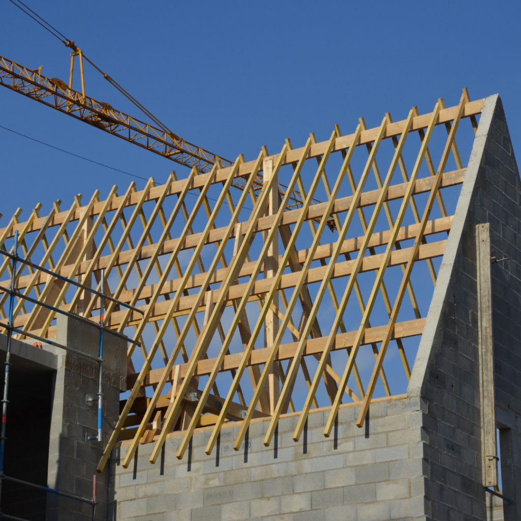 Pose d'une charpente industrielle préfabriquée - Les belles toitures françaises