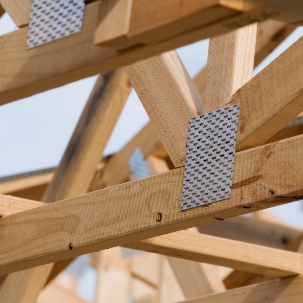 Zoom dans une charpente en bois traditionnelle  - Les Belles toitures françaises