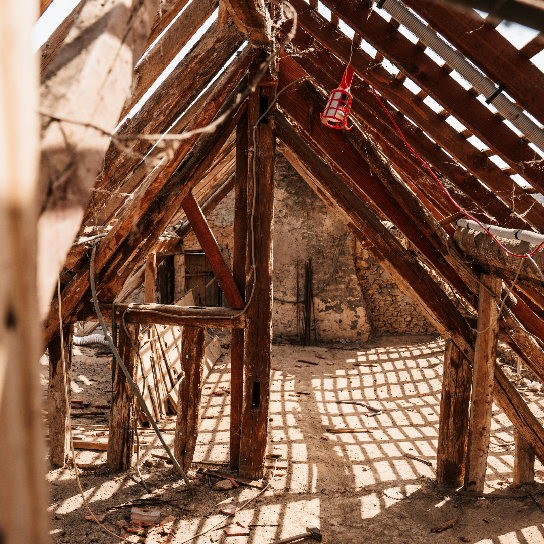 Vieille charpente en bois vue du grenier qui doit être changée - Les Belles Toitures Françaises