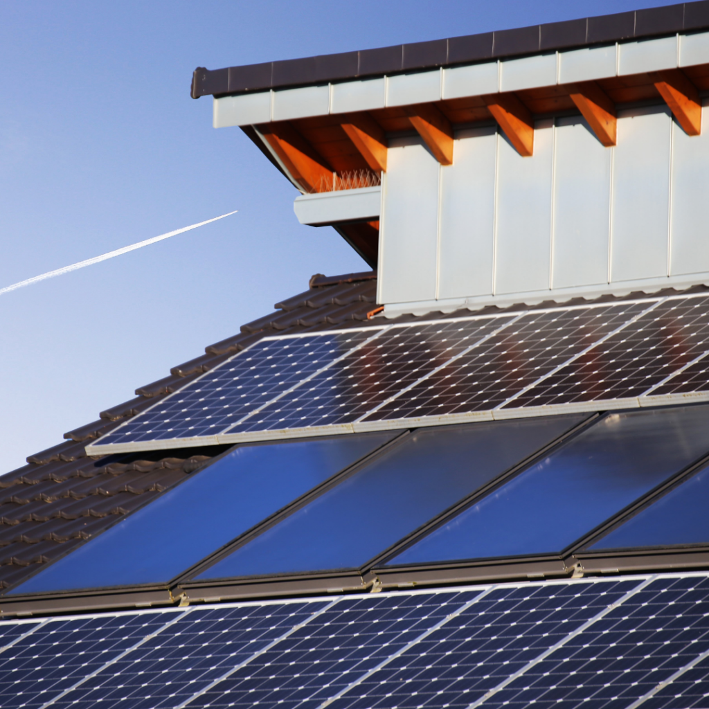 Panneaux photovoltaiques posés sur une toiture de maison - Les Belles Toitures Françaises