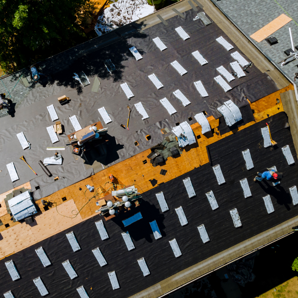 Toit en cours d'installation des éléments de zinguerie - Les Belles Toitures Françaises