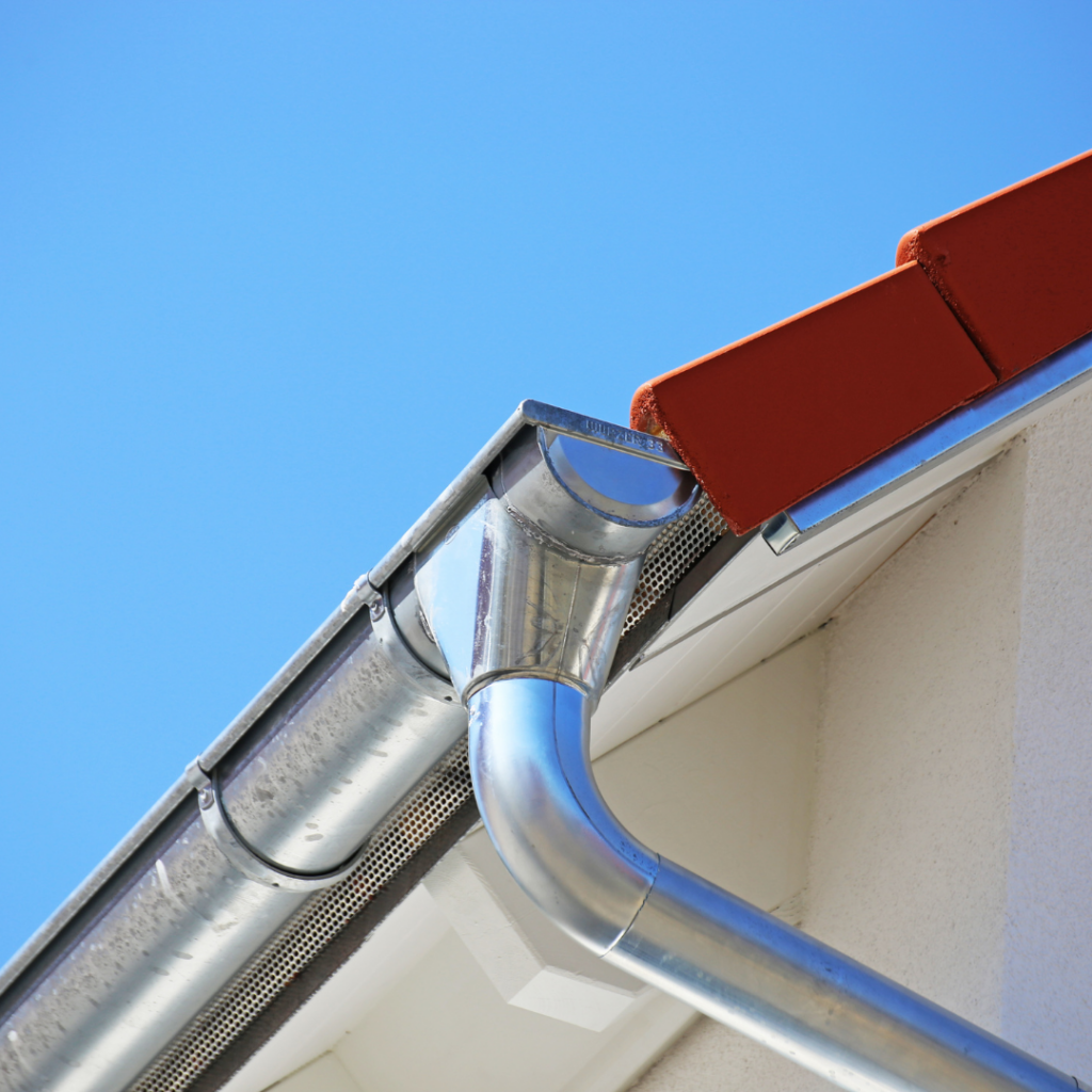 Installation d'une gouttière neuve - Les Belles Toitures Françaises