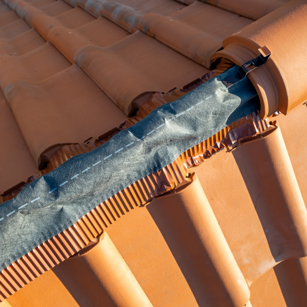 Faitage en cours de recouvrement par des tuiles - Les Belles Toitures Françaises