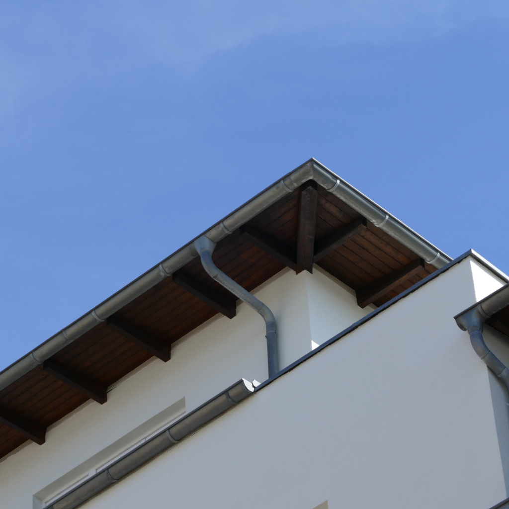 Gouttière en alu au fronton d'une maison dans la région PACA - Les Belles Toitures Françaises