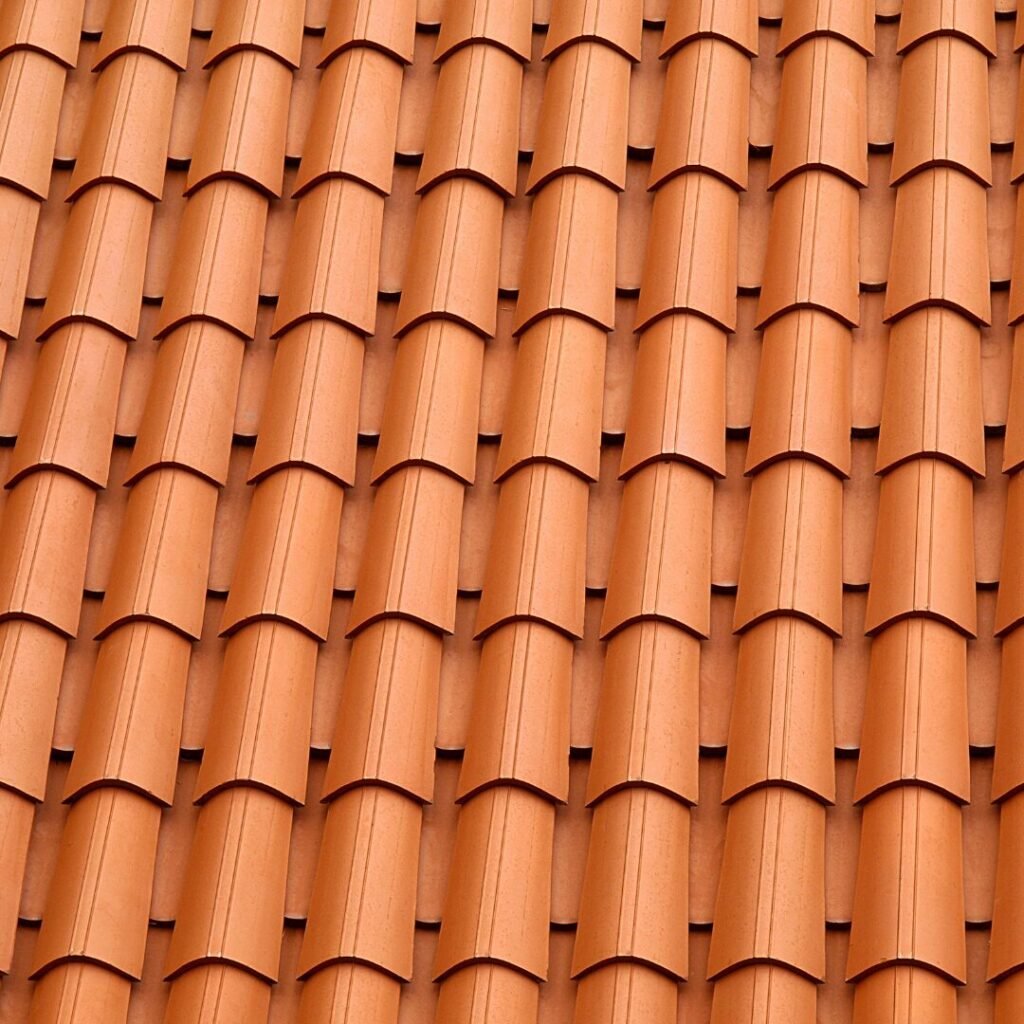 Section de toit avec une toiture en tuiles rouge - Les belles toitures françaises