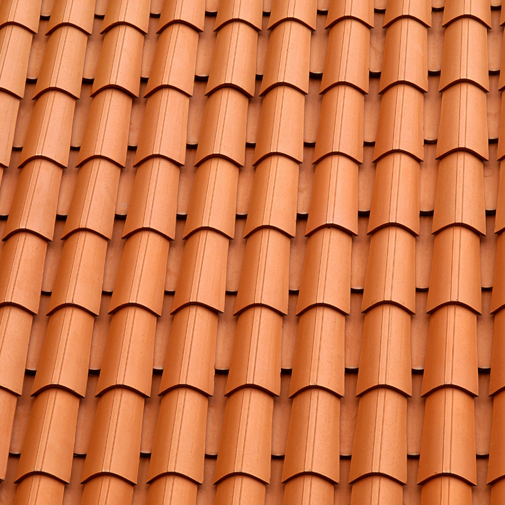 Section de toit avec une toiture en tuiles rouge - Les belles toitures françaises