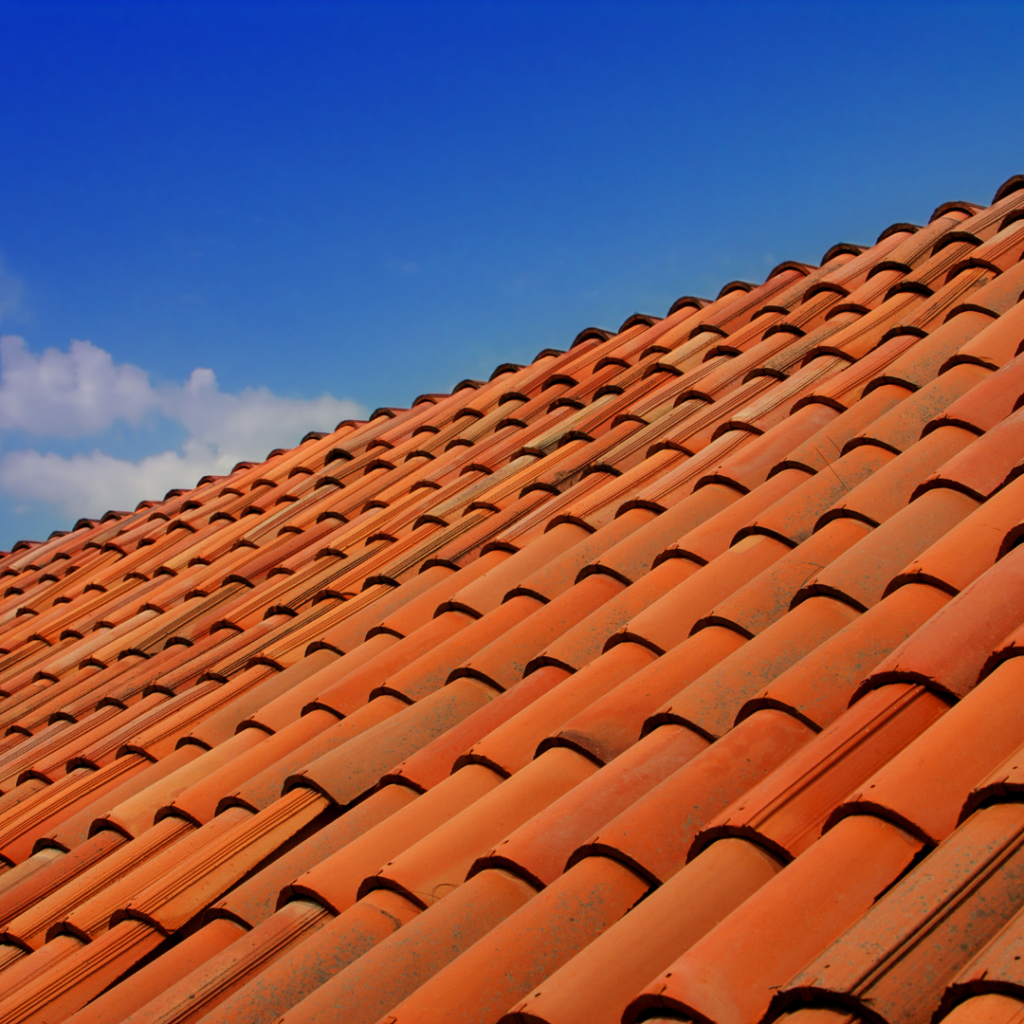 Toiture en tuile traditionnelle avec un ciel bleu - Les Belles Toitures Frnaçaises