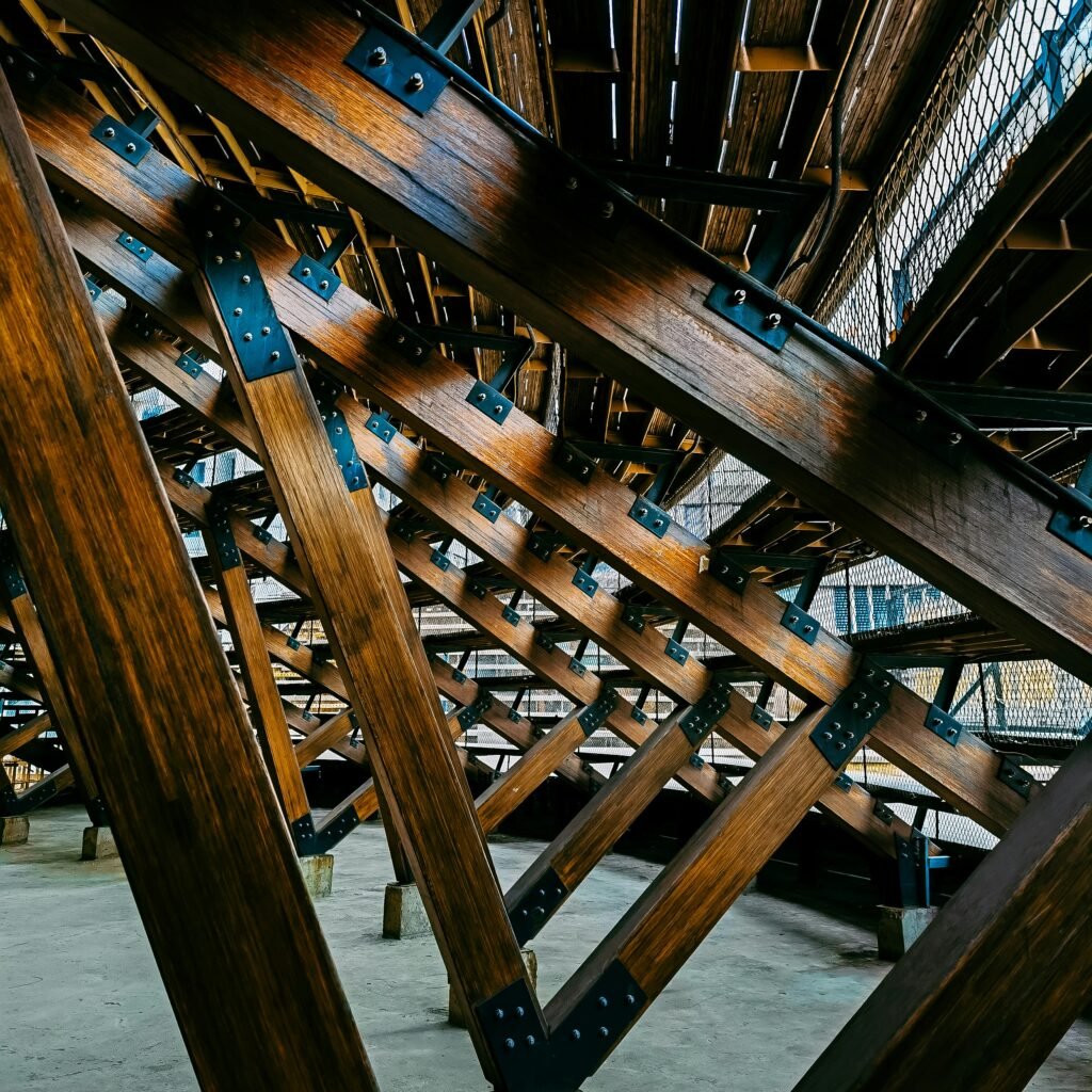 Charpente apparente en bois brut - Les Belles Toitures Françaises