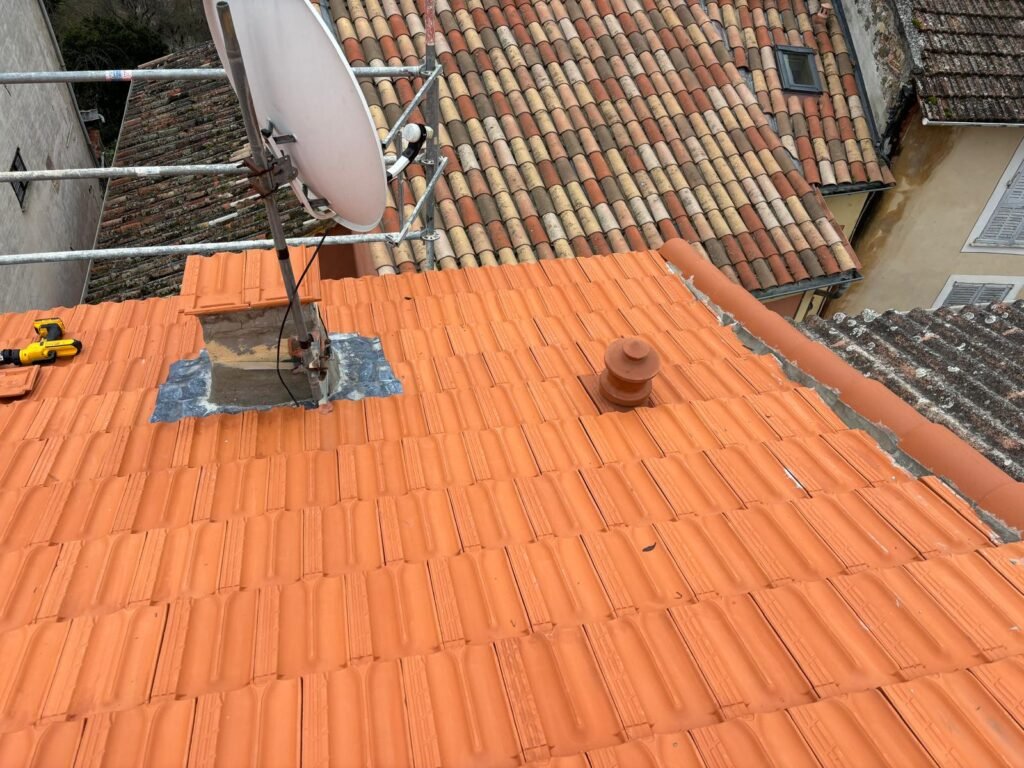 Toiture en tuiles canal neuves posées sur une maison des Alpes-Maritimes