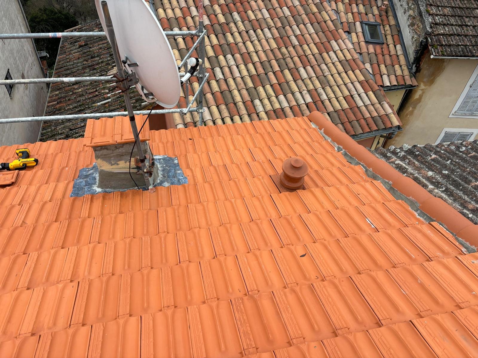Toiture en tuiles canal neuves posées sur une maison des Alpes-Maritimes