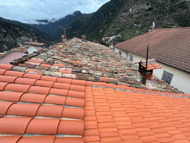 Toiture en tuiles inspectée après un épisode méditerranéen dans le 06